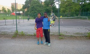 tennisspelande barn i Fisksätra 2013-06-17 19.27.59